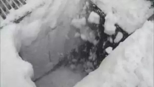 除雪作業中の男性2人が雪を流す「流雪溝」に流され行方不明   詰まり解消させようと中で作業【新潟】