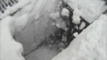 除雪作業中の男性2人が雪を流す「流雪溝」に流され行方不明   詰まり解消させようと中で作業【新潟】