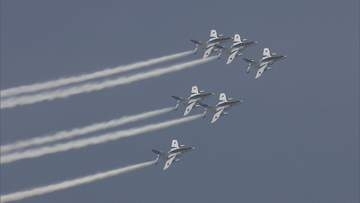 中越地震からの復興に感謝 小千谷市の空にブルーインパルス【新潟】