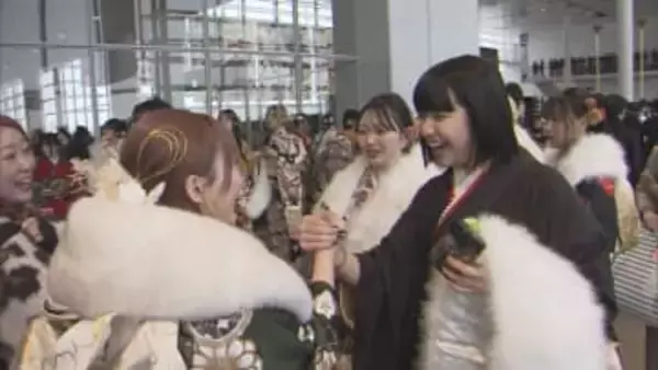 晴れ着姿で笑顔の再会 二十歳の集いで語る”大人への決意”「この袴に似合った大人に」【新潟】