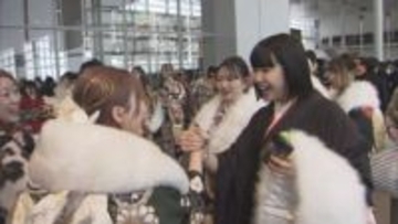 晴れ着姿で笑顔の再会 二十歳の集いで語る”大人への決意”「この袴に似合った大人に」【新潟】