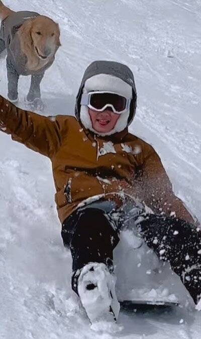 女の子とのお散歩中にあった『急な階段』→大型犬が一緒に降りようと…ジワジワくる『可愛い対処法』に「仲良しコンビ」「階段あるある」の声