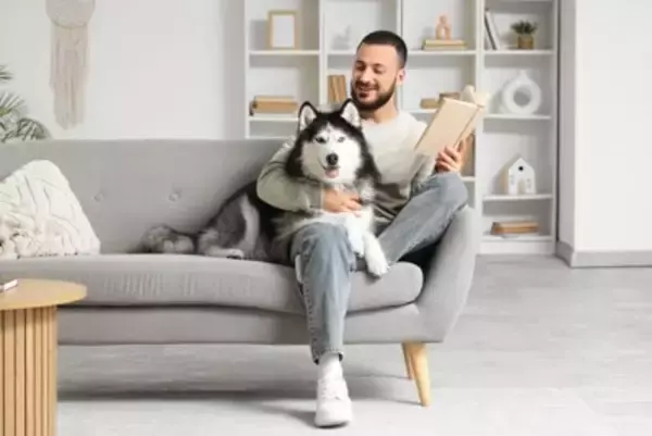 犬が飼い主に『体を預けてくる』心理5選　なぜ寄りかかってくるの？意外と知らない愛犬の本音まで