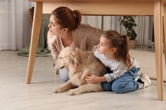 愛犬の命を守るための『災害対策』5つ　万が一の際、安全に避難するために飼い主がすべき事前準備とは？