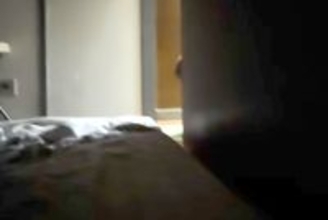 実家で眠っていたら、犬たちが部屋を覗いてきて…何度も『生存確認』に来る光景が愛おしすぎると反響「お母さんみたいｗｗ」「夜間巡回で草」