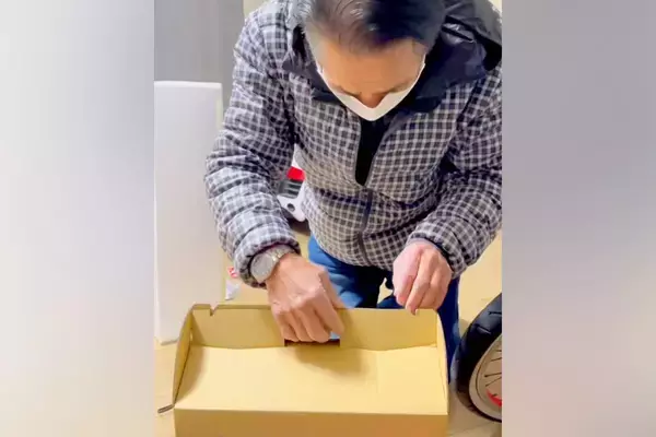 父が愛犬を亡くし、ペットロスに…子供たちが内緒で『子犬をお迎えした』結果→もらい泣きする光景が10万再生「涙が止まらん…」「素敵で感動」