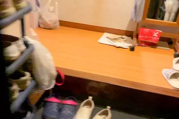帰宅すると『寂しかった！』と怒っている犬がお出迎え→しっぽは振っているのに…まさかの『表情』が11万再生「可愛すぎる」「ツンデレ最高」