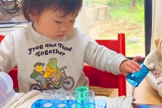 女の子が『実験ごっこ』をした結果→ビーカーの水を床に捨てると、犬がドン引きして…まるで人間のような表情が42万再生「顔が最高ｗ」「爆笑」