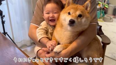 犬が『抱っこして』とお願いしてきたので抱えたら、一緒にいた赤ちゃんが…大好きが止まらない『熱烈すぎる愛情表現』に39万再生の大反響
