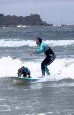 犬が『ドッグサーフィンの世界大会』に初挑戦した結果…見事メダルを獲得したプレーが最高すぎると話題「本当にすごい」「感動をありがとう」