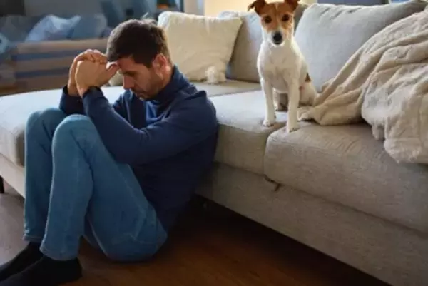 犬が飼い主を『心配』しているサイン５選　愛犬は人間の体調不良や悲しみがわかる？