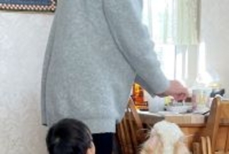 納豆を開けたら近づいてきた男の子と犬→まるで肩を組んでいるように…マブダチ感がすごい光景が120万表示「たまらん」「同じ背丈で可愛すぎ」