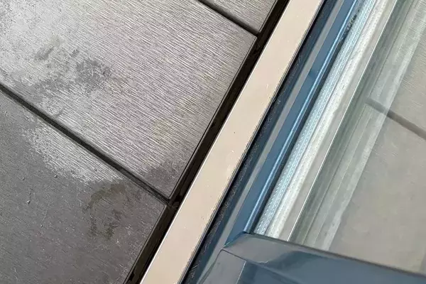 雨の中、外で寝ていたハスキー犬→ふとバルコニーを覗いてみると…尊すぎる『爆睡の証拠』に16万いいね「見事な犬拓ｗｗ」「キレイな型取り」