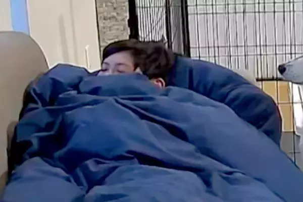 仕事前『息子と犬は何をしているかな』と家をカメラで確認した結果→寝てる息子に…まさかの『ガン見』に反響「カップルみたい」「きゃわいい」