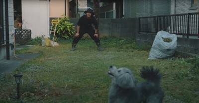 犬が『赤ちゃん用マット』に乗った結果…まさかの『自分のもの』と勘違いする様子が7万再生「可愛いｗ」「ねんねしてみたかったんだね」の声