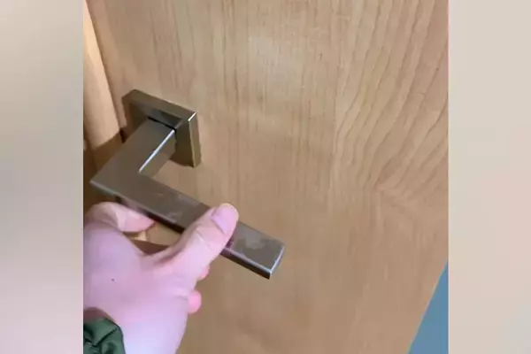 2匹の大型犬を散歩に連れていこうと、部屋のドアを開けたら…あからさまに『行く気がなさすぎる光景』に爆笑「寝相がｗｗｗ」「最高に可愛い」