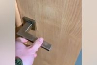 2匹の大型犬を散歩に連れていこうと、部屋のドアを開けたら…あからさまに『行く気がなさすぎる光景』に爆笑「寝相がｗｗｗ」「最高に可愛い」