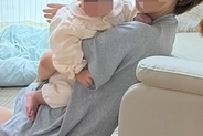 赤ちゃんを抱っこ中、夫が突然『うごかないで』と一言→何事かと思ったら、写真を…あまりにも『幸せな一枚』に25万いいね「なんて素敵な家族」