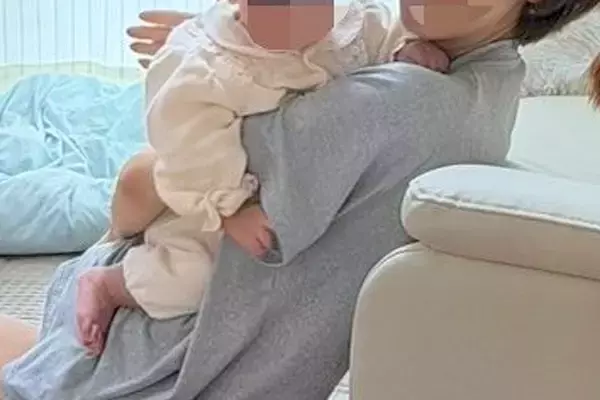 赤ちゃんを抱っこ中、夫が突然『うごかないで』と一言→何事かと思ったら、写真を…あまりにも『幸せな一枚』に25万いいね「なんて素敵な家族」