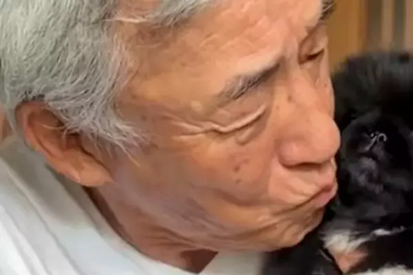 75歳のおじいちゃんが『生後2ヶ月の赤ちゃん犬』と出会った結果→あまりにも尊い『初対面のご挨拶』に絶賛「ふたりとも可愛い」「メロメロｗ」