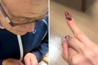 愛犬の名前をネイルに入れたので『おじいちゃんに自慢した』結果→尊すぎる『確認方法』に絶賛「ほんと可愛い」「ほのぼのした」「めっちゃ素敵」