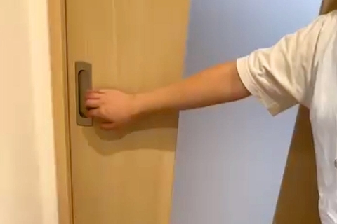 『４時間のお留守番』をした犬→帰宅後、ドアを開けてみると…尊すぎる『おかえりなさいの光景』に絶賛の声「感動した」「飛行機耳カワイイ」