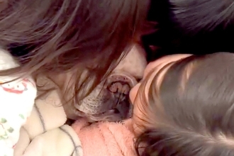 子供たちに囲まれた犬→妹がキスをしたら…愛されすぎた犬の『無を極めた表情』に幸せがあふれていると22万再生「優しい顔」「愛されワンコ」