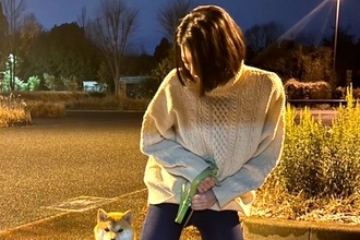 犬を『パーキングエリア』に連れて行った結果→帰りたくないと駄々をこねて…奇跡的な『カッコよすぎる一枚』に爆笑「カメラ目線で草」「完璧ｗ」