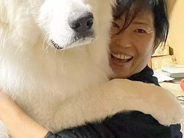 『こ、子犬とは…？』おばあちゃんのことが大好きな生後8ヶ月の超大型犬→もはやシロクマな『衝撃の光景』に4万いいね集まる「デカすぎるｗｗ」