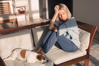 『飼い主のストレス』は犬にも伝わるの？そう言われている理由や愛犬への精神的負担まで