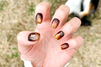 何気なくネイルの写真を撮影→背景には『犬』がいて…ツッコミが殺到した『自由すぎる光景』に2万いいね「自由さが良い」「クセｗｗ」と爆笑