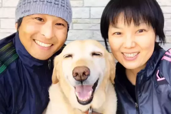 『絶対に幸せにする』外に繋がれっ放しで、散歩にも行っていない保護犬をお迎えした結果…『10年間の家族の記録』に涙「顔が違う」「泣いた」