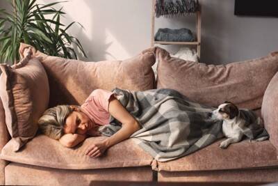 犬が『人のニオイを嗅ぐ』心理５選　熱心にチェックしてくるときの対処法までご紹介