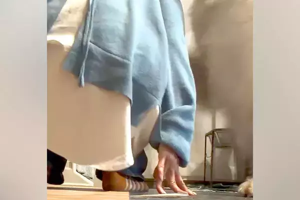 どうしても『ママに休んでほしい』と思っている超大型犬→起き上がろうとすると…絶対に立ち上がれない光景が45万再生「愛重いｗ」「羨ましい」