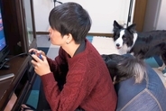 ゲームに夢中なパパに『構ってアピール』をした犬→ヤキモチを妬いてしまい…まるで彼女のような『可愛すぎる態度』が16万再生「愛を感じる」