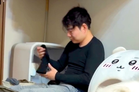 出張の準備をすると、毎回『靴下とパンツ』を忘れてしまう男性→『まさかの原因』がとんでもなく愛おしいと話題「面白すぎ」「連れていきたい」