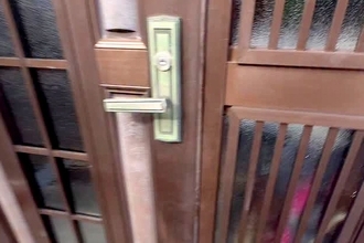 帰宅時『犬との再会の様子』を撮影しようとドアを開けた瞬間…思っていたのと違う光景が57万再生「大声で笑ったｗｗｗ」「なんかホッコリ」