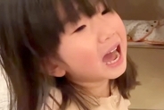 3歳の女の子が犬に手を噛まれ号泣→『反省してる？』と聞いたら…状況を察して見せた『態度』に称賛「本当に偉い」「しっかり仲直りしてお利口」