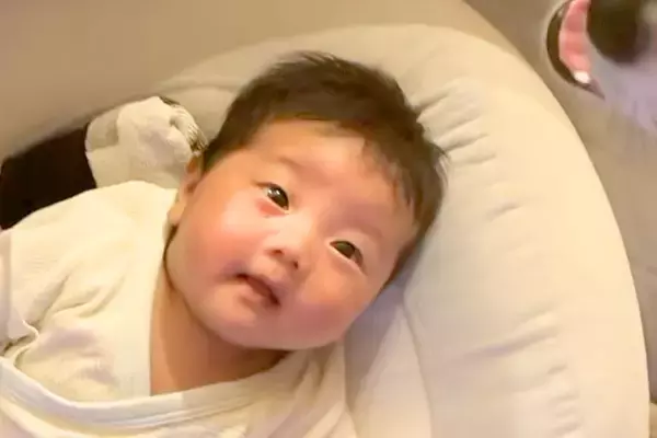 赤ちゃんが『ミルクが待てず大号泣した』結果→心配した犬が『近くにいるからね』と…あまりに尊い光景が27万再生「幸せすぎる」「頼もしい」