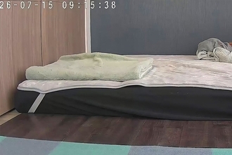外出して数分後『留守番中の犬が寂しがってないかな』と見守りカメラで見た結果→思っていたのと違う光景に2万いいね「可愛い」「人間みたい」