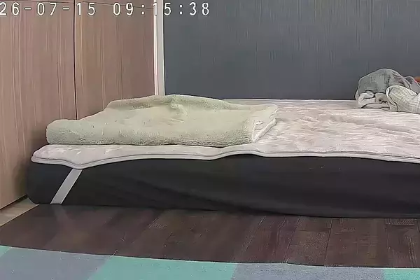 外出して数分後『留守番中の犬が寂しがってないかな』と見守りカメラで見た結果→思っていたのと違う光景に2万いいね「可愛い」「人間みたい」