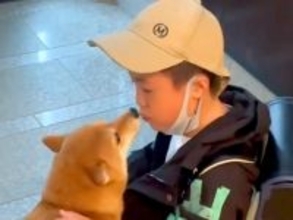 家族の帰宅を喜ぶ犬→なぜか『お母さん』の時だけ…思っているのと違う『まさかの対応』が29万再生「いつも一緒だからかな？ｗ」「信頼の証拠」