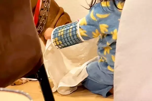 2歳の女の子が、なぜか『水を飲んでいる犬』に近付いて…気遣い上手すぎる『まさかの光景』が尊いと78万再生「小さなお母さん」「優しい世界」