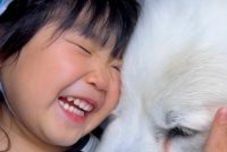 3歳の女の子が保育園に行くと、決まって寂しくなってしまう超大型犬→お迎えにいくと…相思相愛な『再会の瞬間』に絶賛「なんて幸せ」「感動的」