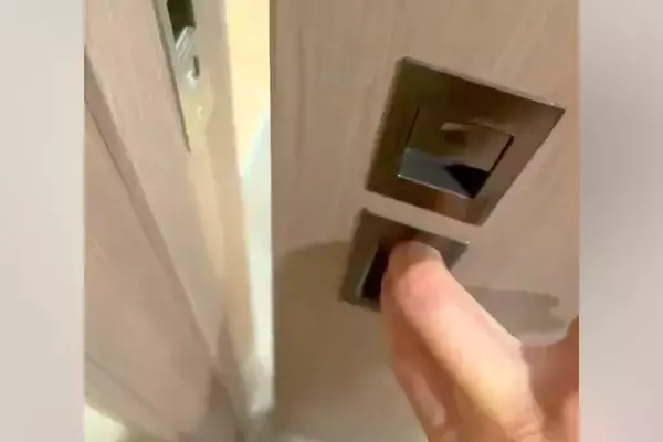 トイレから出ようとしたら、なぜか開かないドア→少し力を入れて開けると…まさかの『原因』に「デマチーヌ可愛いｗ」「悪気ない顔してるの草」