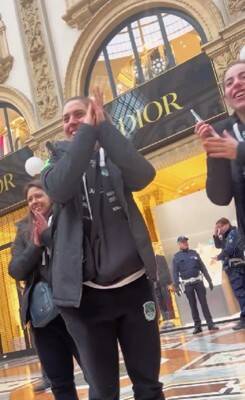 イタリアでスケボーする犬→警官に声を掛けられ『注意される』と思ったら…衝撃的な『まさかのリクエスト』が339万再生「可愛いは世界共通」