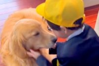 小学校2日目が終わり、帰宅した男の子→真っ先に『大型犬』の元へ行き…信頼と愛を感じる『尊い光景』が35万再生「可愛くて泣ける」「素敵」