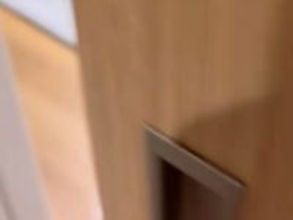 お風呂上がりにリビングに戻ったら、犬が待っていて…中に人間が入っているような『体勢』が88万再生「手の位置ｗ」「小さなおじさんで草」