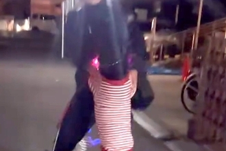 犬2匹の散歩中に『帰宅中のお父さん』と鉢合わせた結果…まるで『数年ぶりに再会したような光景』が最高だと絶賛「帰りたくなる」「嬉しそう」