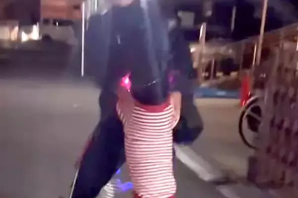 犬2匹の散歩中に『帰宅中のお父さん』と鉢合わせた結果…まるで『数年ぶりに再会したような光景』が最高だと絶賛「帰りたくなる」「嬉しそう」